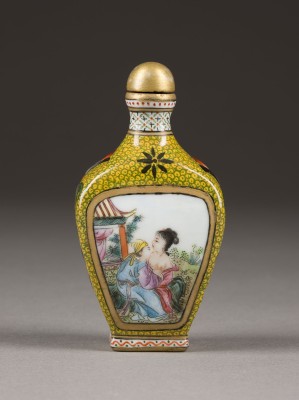 Auction 143<br>EIN FAMILLE ROSE-EMAILLIERTES SNUFFBOTTLE