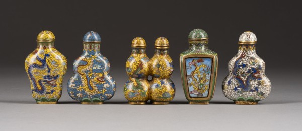 Auction 143<br>EIN FÜNFTEILIGES KONVOLUT VON DRACHEN-CLOISONNÉ-SNUFFBOTTLE