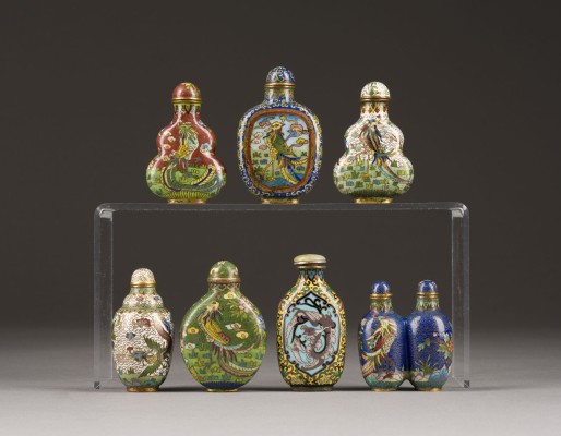 Auction 143<br>EIN SIEBENTEILIGES KONVOLUT VON PHOENIX-CLOISONNÉ-SNUFFBOTTLE