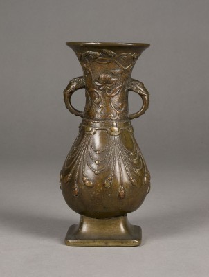 Auction 143<br>EINE GU-FÖRMIGE VASE MIT BLUMENDARSTELLUNG AUS BRONZE