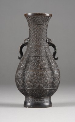 Auction 143<br>EINE FEINE HU-FÖRMIGE VASE AUS BRONZE