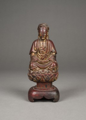 Auction 143<br>EINE GOLDLACKIERTE HOLZFIGUR DES SITZENDEN GUANYIN