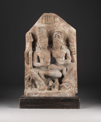 Auction 143<br>EINE STELE MIT DER DARSTELLUNG VON SHIVA UND PARVATI AUS SANDSTEIN