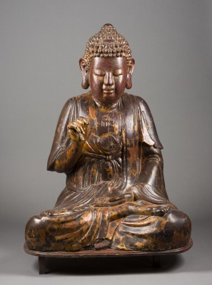 Auction 143<br>EIN SKULPTUR DES BUDDHA SHAKYAMUNI AUS HOLZ MIT GOLDENER UND ROTER LACKFASSUNG