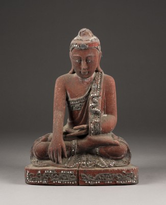 Auction 143<br>EINE ROT LACKIERTE BUDDHA-FIGUR AUS HOLZ