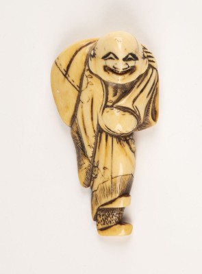 Auktion 143<br>EIN GESCHNITZTES NETSUKE EINES HOTEI AUS ELFENBEIN