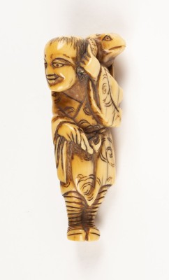 Auktion 143<br>EIN GESCHNITZTES NETSUKE DES GAMA-SENNINS AUS ELFENBEIN