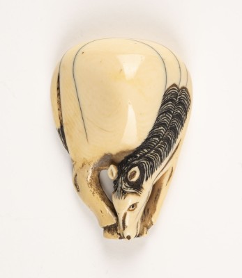 Auktion 143<br>EIN GESCHNITZTES NETSUKE EINES PFERDES AUS ELFENBEIN