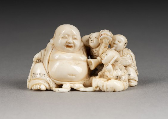 Auktion 143<br>EIN FEINES GESCHNITZTES NETSUKE VOM HOTEI MIT DREI KARAKO AUS ELFENBEIN