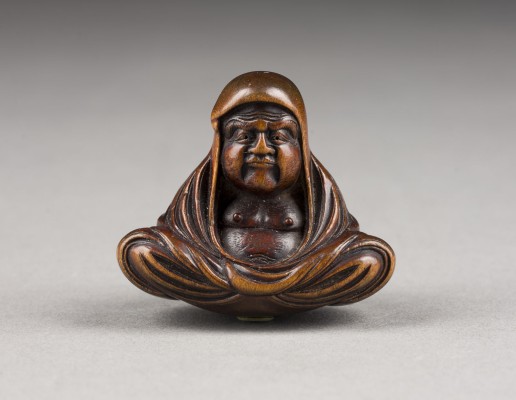 Auktion 143<br>EIN HOLZGESCHNITZTES NETSUKE VON DARUMA