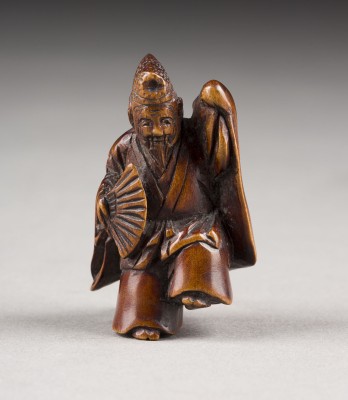 Auktion 143<br>EIN FEINES HOLZGESCHNITZTES NETSUKE VON OKINA TANZERN