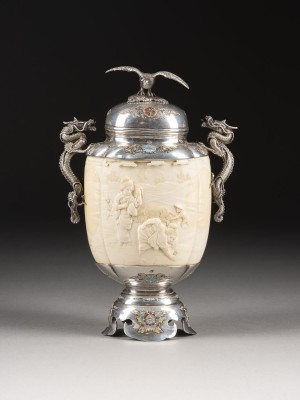 Auktion 143<br>EINE FEINE SHIBAYAMA-VASE AUS ELFENBEIN UND SILBER MIT DECKEL