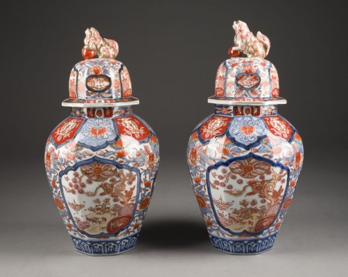 Auction 143<br>ZWEI ACHTECKIGE IMARI-DECKELVASEN