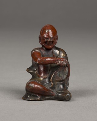 Auktion 143<br>EINE PATINIERTE FIGUR DES BODHIDHARMA AUS BRONZE