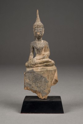 Auktion 143<br>EINE SITZENDE FIGUR DES BUDDHA AUS LACKIERTEM HOLZ