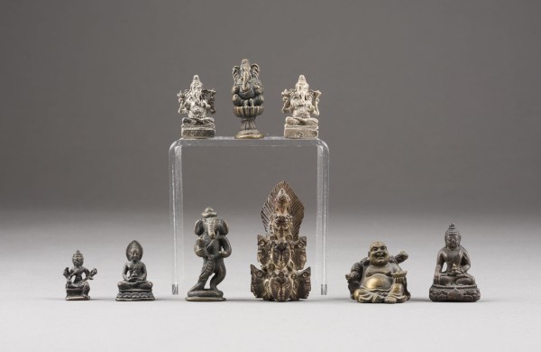 Auction 143<br>EIN NEUNTEILIGES KONVOLUT VON MINIATURBRONZEN UND HÖLZERN DES BUDDHA