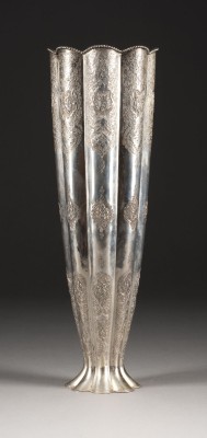 Auktion 143<br>EIN PERSISCHE SILBER VASE MIT BLUMENDARSTELLUNG