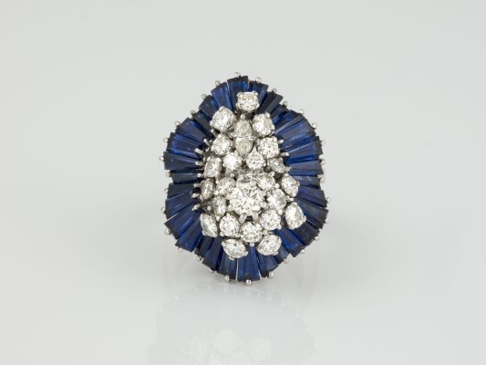 Auction 146<br>EXTRAVAGANTER SAPHIR-BRILLANT RING