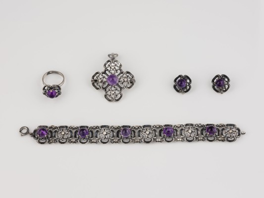 Auktion 146<br>TRACHTENSCHMUCK-SET MIT AMETHYST