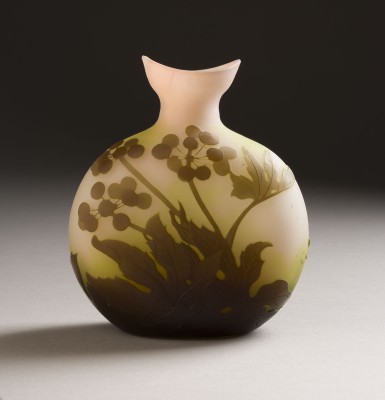 Auktion 146<br>VASE MIT SCHEINREBEN