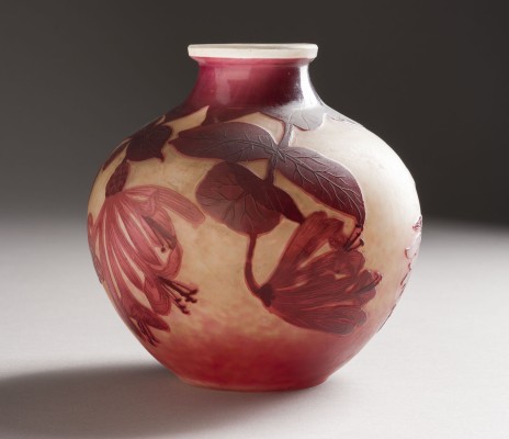 Auction 146<br>VASE MIT TROMPETENBLUME