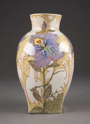 Auktion 146<br>VASE MIT BLUMEN-DEKOR