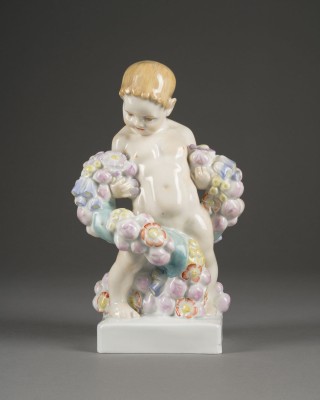 Auction 146<br>PUTTO MIT BLUMENGIRLANDE ALS ALLEGORIE DES SOMMERS