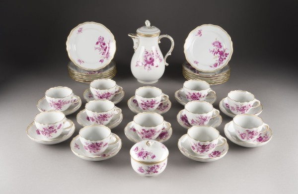 Auction 146<br>38-TEILIGES KAFFEESERVICE 'BLUMENMALEREI - PURPUR'