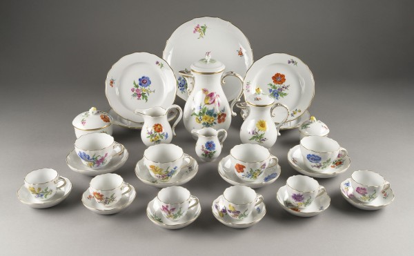 Auction 146<br>31-TEILIGES MOKKA- UND KAFFEESERVICE 'BLUMENMALEREI'