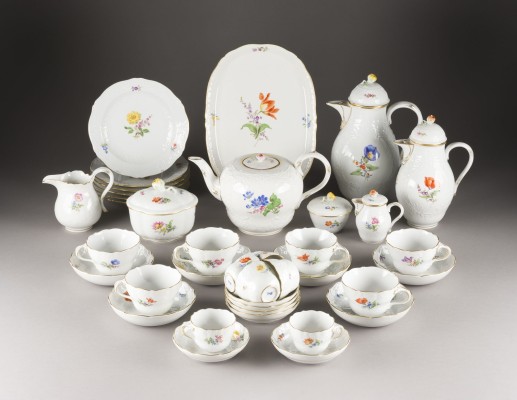 Auction 146<br>38-TEILIGES TEE-, KAFFEE- UND MOKKASERVICE 'BLUMENMALEREI'