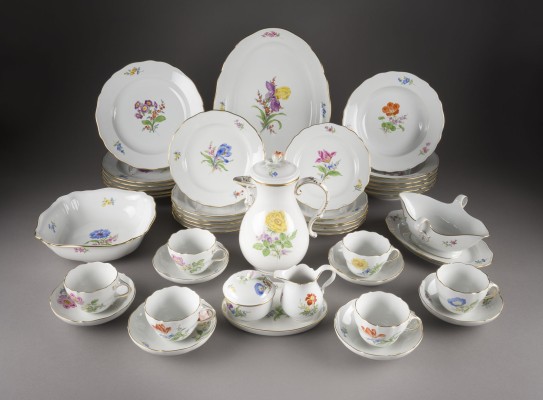 Auction 146<br>43-TEILIGES SPEISE- UND KAFFEESERVICE 'BLUMENMALEREI'