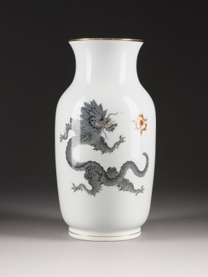 Auction 146<br>GROSSE VASE 'SCHWARZER MING-DRACHE'