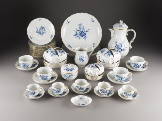 Auction 146<br>60-TEILIGES MOKKA- UND KAFFEESERVICE 'BLAUE BLUME'