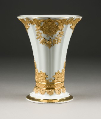 Auction 146<br>PRUNKVASE MIT REICHEM GOLDDEKOR