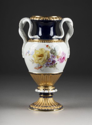 Auction 146<br>SCHLANGENHENKELVASE MIT BLUMENMALEREI