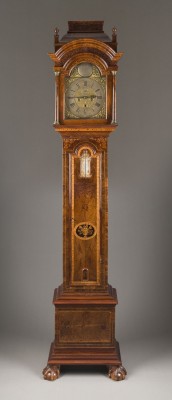 BEDEUTENDE BODENSTANDUHR MIT MEISTERSCHEIBE UND BAROMETER