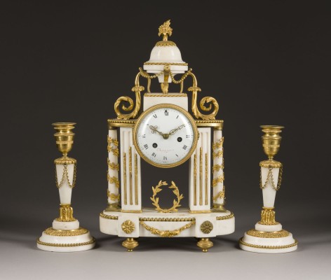 Auction 146<br>LOUIS XVI. PORTALPENDULE MIT ZWEI LEUCHTERN