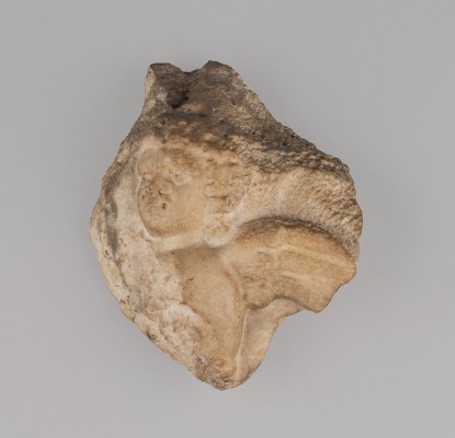 Auction 146<br>ANTIKES SARKOPHAG-FRAGMENT MIT GEFLÜGELTER FIGUR