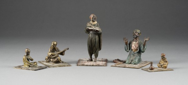 Auction 146<br>KONVOLUT VON FÜNF ORIENTALEN MIT TEPPICH